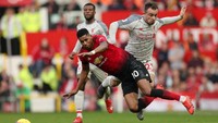 Percobaan MU enam menit berselang juga belum membuahkan hasil. Sepakan Marcus Rashford cuma membuahkan tendangan gawang untuk Liverpool. Lee Smith/Reuters.