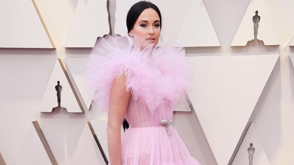 Ultrafeminine, Cantiknya Para Aktris yang Tampil Heboh dengan Gaun Pink