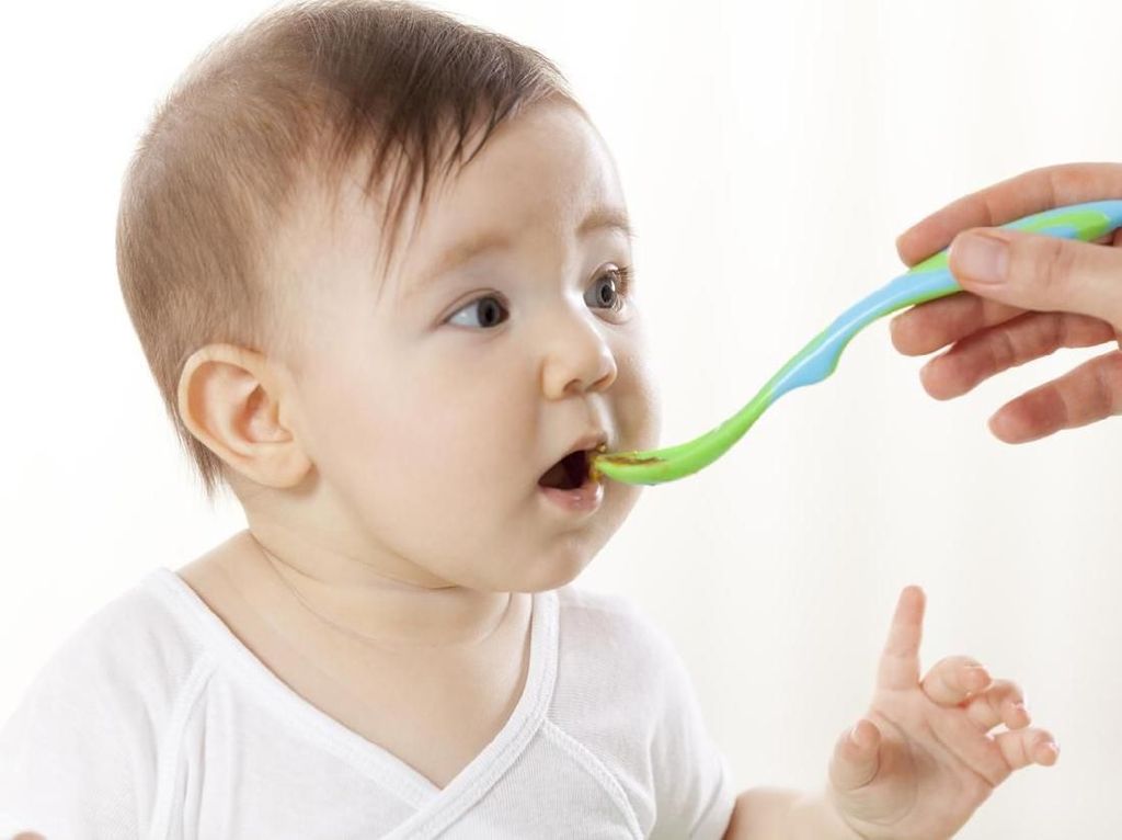 Dedek Bayi Dapat MPASI di Bawah Usia 6 Bulan? Hati-hati, Ini Risikonya Dedek Bayi Dapat MPASI di Bawah Usia 6 Bulan? Hati-hati, Ini Risikonya