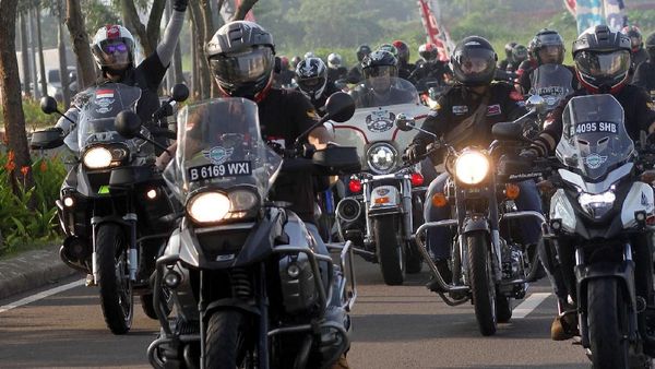 Saat Pecinta Motor Besar Berbagi