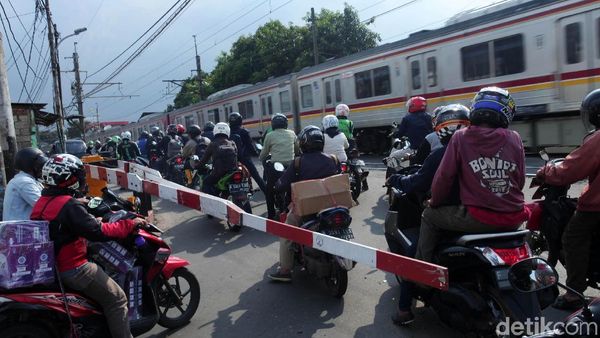 Parah! Saat Kereta Melintas, Pemotor Sibuk Mendekat