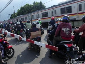 Parah! Saat Kereta Melintas, Pemotor Sibuk Mendekat