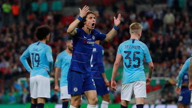 David Luiz sempat protes terhadap wasit. (