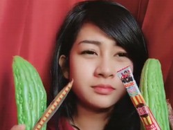 Duh, Wanita Cilacap Ini Makan Pare Pakai Choki Choki!