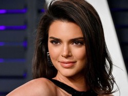 Hii! Kendall Jenner Ikat Rambut Pakai Ular Peliharaannya