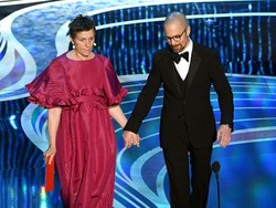 Nyentrik, Aktris Ini Pakai Sendal di Panggung Oscars 2019