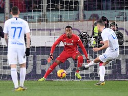 Di babak kedua, Inter mampu menjauhkan keunggulan pada menit ke-52. Edimilson Fernandes terbukti handball di kotak penalti setelah dicek lewat VAR. Ivan Perisic yang menjadi eksekutor, tak membuang kesempatan itu untuk mengubah skor menjadi 3-1. Sepakannya ke pojok kanan bawah tak mampu dibendung Lafont. Alberto Lingria/Reuters.