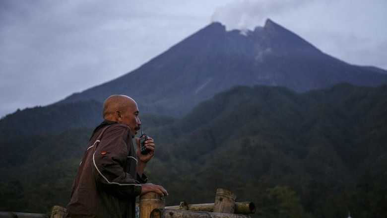 Gunung Merapi Luncurkan Awan Panas Pagi Ini