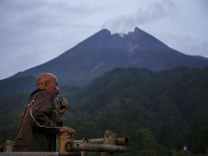 Gunung Merapi Luncurkan Awan Panas Pagi Ini