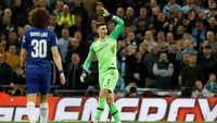 Kepa menolak ditarik keluar di final Piala Liga menghadapi Manchester City. Sikap Kepa menuai kecaman karena dianggap tidak menghormati Sarri sebagai manajer. Meski tak dipecat, Kepa didenda sepekan gaji. Foto: David Klein/Reuters