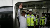 Lambaian Tangan Menaker Saat Jajal MRT