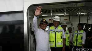 Lambaian Tangan Menaker Saat Jajal MRT