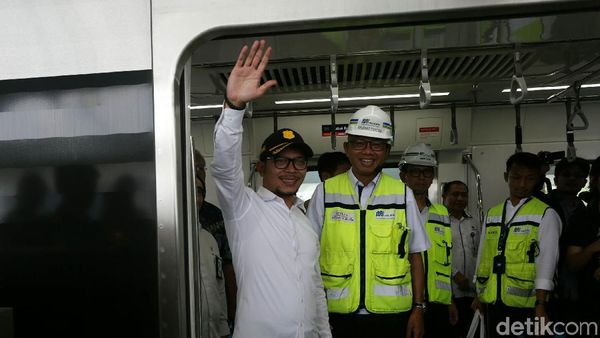 Lambaian Tangan Menaker Saat Jajal MRT