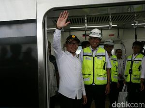 Lambaian Tangan Menaker Saat Jajal MRT