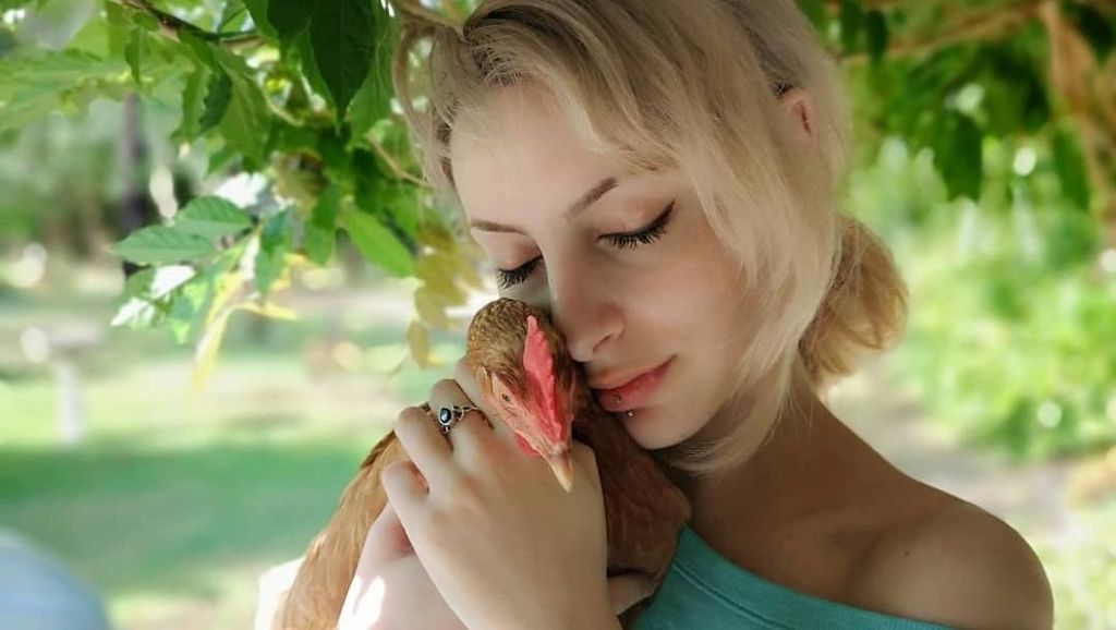 Potret Wanita yang Bersahabat dengan Ayam, Diajak Kencan Hingga Belanja