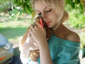 Potret Wanita yang Bersahabat dengan Ayam, Diajak Kencan Hingga Belanja