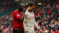 Umpan silang Lukaku pada menit ke-90 lewat begitu saja di muka gawang Liverpool. Smalling gagal menyambarnya. Hingga laga selesai tak ada gol. Skor akhir laga 0-0. Lee Smith/Reuters.