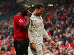 Umpan silang Lukaku pada menit ke-90 lewat begitu saja di muka gawang Liverpool. Smalling gagal menyambarnya. Hingga laga selesai tak ada gol. Skor akhir laga 0-0. Lee Smith/Reuters.