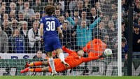 Kegembiraan Chelsea cuma berlangsung sekejap. David Luiz, eksekutor keempat, gagal. (Foto: Carl Recine/Action Images via Reuters)