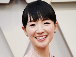 Kala Ratu Berbenah Marie Kondo Tampil Glamor di Oscars 2019