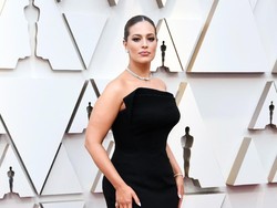 Ashley Graham Pamer Badan Memar Bikin Netizen Kaget, Ternyata Bekas Kerokan Ashley Graham Pamer Badan Memar Bikin Netizen Kaget, Ternyata Bekas Kerokan