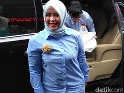Istri Sandiaga Jenguk Ahmad Dhani Bawa Camilan