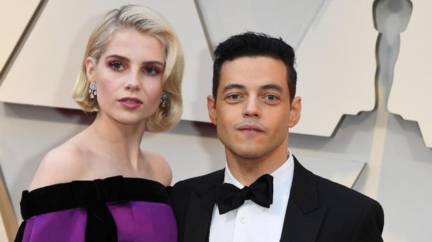 Rami Malek datang bersama Lucy Boynton.