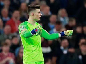 Chris Sutton: Kenapa Pemain Chelsea Tak Seret Kepa ke Luar Lapangan?