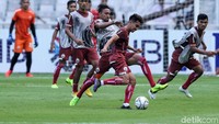 Para pemain Persija Jakarta menjalani sesi latihan di Gelora Bung Karno, Jakarta. Senin (25/2/2019).