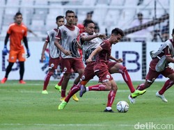 Para pemain Persija Jakarta menjalani sesi latihan di Gelora Bung Karno, Jakarta. Senin (25/2/2019).