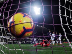 Pada menit ke-40, Inter akhirnya berbalik unggul. Lewat sebuah serangan, sepakan kaki kiri Matteo Politano dari luar kotak penalti mengirim bola bersarang ke pojok kanan gawang Fiorentina. Inter memimpin 2-1 saat jeda. Alberto Lingria/Reuters.