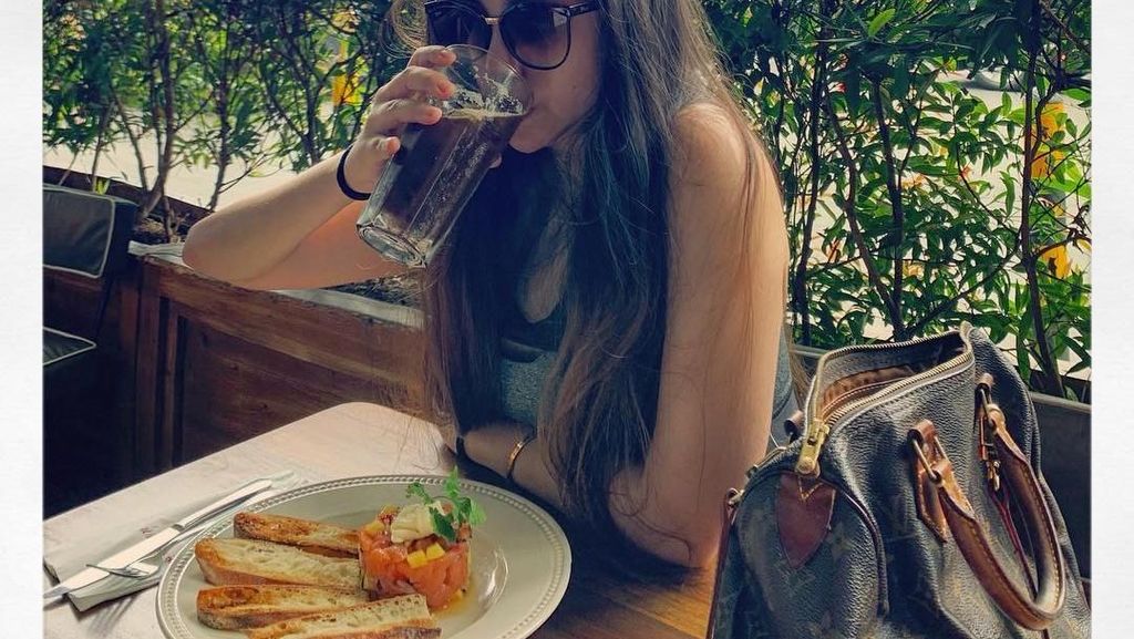 Penggemar Berat Kafein, Ini Pose Salmafina, Putri Pengacara Sunan Kalijaga Saat Ngopi Penggemar Berat Kafein, Ini Pose Salmafina, Putri Pengacara Sunan Kalijaga Saat Ngopi