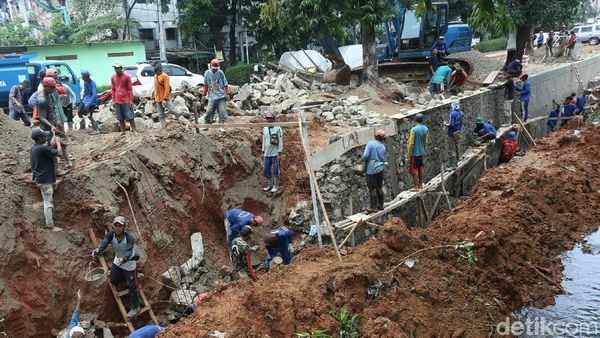 Pekerja Kebut Pembuatan Turap di Kali Buaran Jaktim