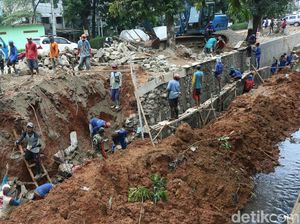 Pekerja Kebut Pembuatan Turap di Kali Buaran Jaktim