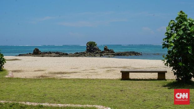 Pantai Kuta Mandalika memiliki buliran pasir mirip butiran merica, air pantainya jernih dan memiliki debur ombak yang tenang.