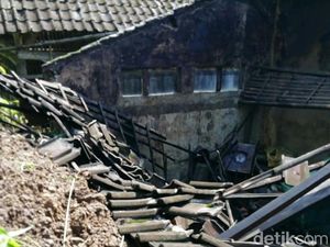 Hujan Deras, Tebing Setinggi 15 Meter Longsor Timpa 3 Rumah Warga