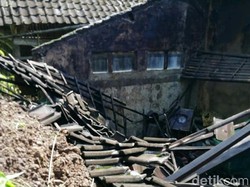 Hujan Deras, Tebing Setinggi 15 Meter Longsor Timpa 3 Rumah Warga