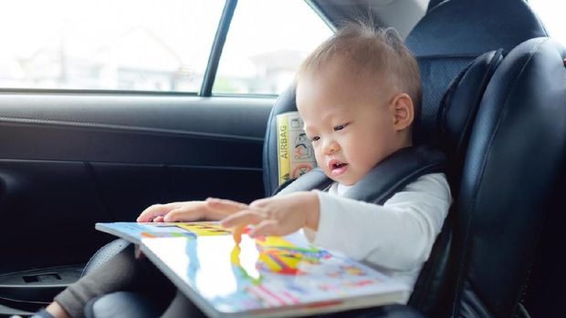 Ilustrasi bayi baca buku