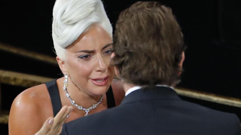 Menang di Oscar, Lady Gaga Nangis dan Peluk Bradley Cooper