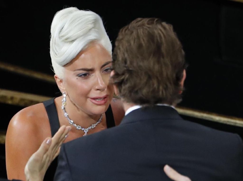 Menang di Oscar, Lady Gaga Nangis dan Peluk Bradley Cooper