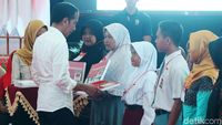 Semringahnya Jokowi Serahkan Bansos PKH dan BPNT di Cilacap