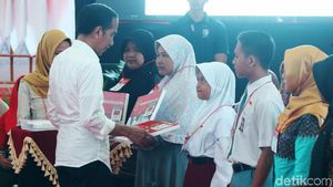Semringahnya Jokowi Serahkan Bansos PKH dan BPNT di Cilacap