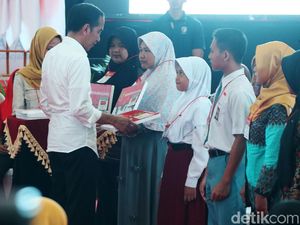 Semringahnya Jokowi Serahkan Bansos PKH dan BPNT di Cilacap