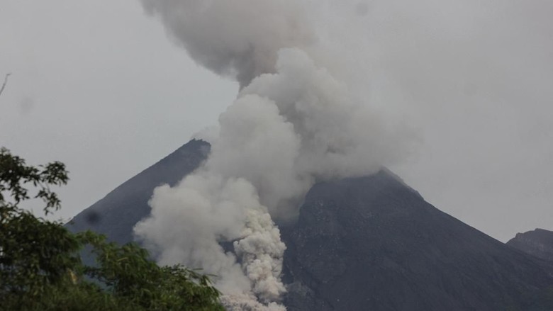 Awan Panas Merapi Kembali Keluar Malam Ini, Semburan Capai 1,3 Km