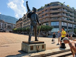 Rami Malek Menang Oscar, Yuk Lihat Lagi Patung Freddie Mercury Ini