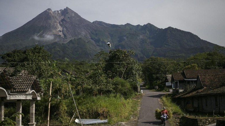 Muncul Titik Api di Lereng Gunung Merapi