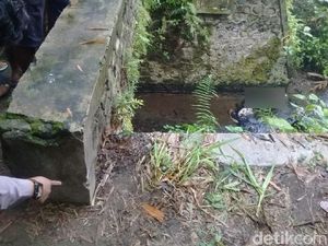 Jalan Licin, Biker Tewas Jatuh ke Sungai di Blitar Jalan Licin, Biker Tewas Jatuh ke Sungai di Blitar