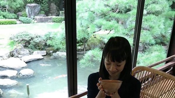 Tak Hanya Pintar Bebenah, Marie Kondo Juga Suka Ngeteh Cantik