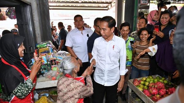 Potret Jokowi Beli Beras-Taoge di Pasar Pelem Gading Cilacap