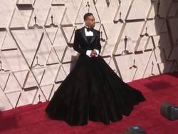 Aktor Ini Pake Gaun di Red Carpet Oscar 2019